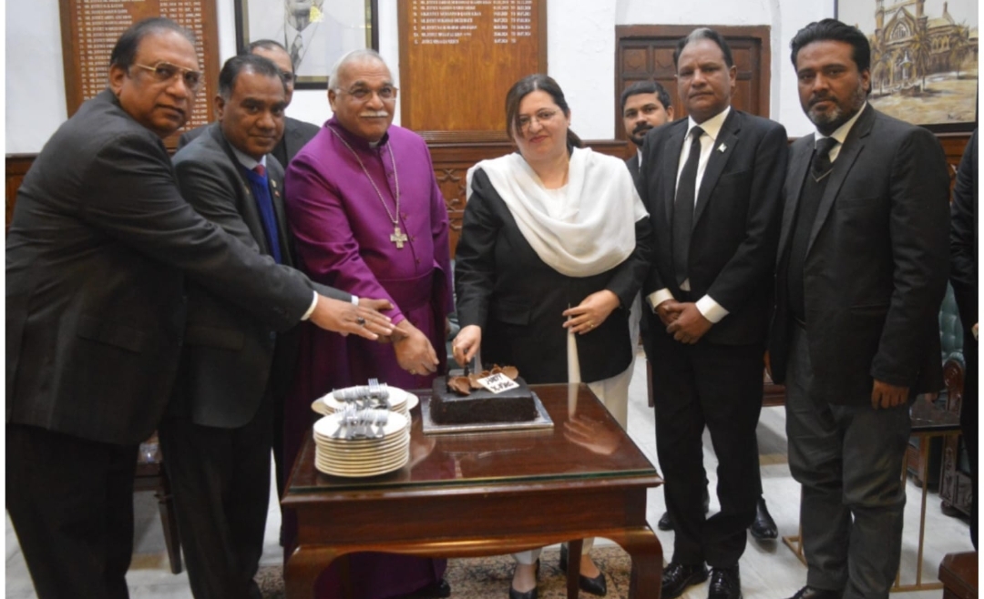 Lahore High Court Celebrates Christmas with Cake-Cutting Ceremony