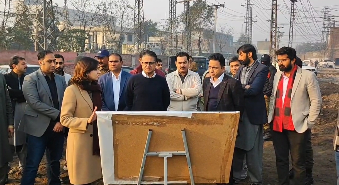 DC LHR VISITS Tehsil Shalimar, reviewes cleanliness, removal of slums operation in tChina Scheme area