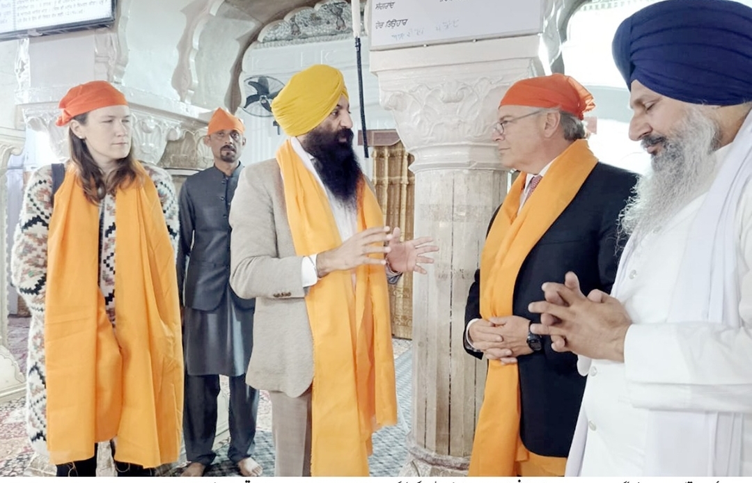 U.S. Consul General in Pakistan, Kristen Hawkins visits Gurdwara Dera Sahib